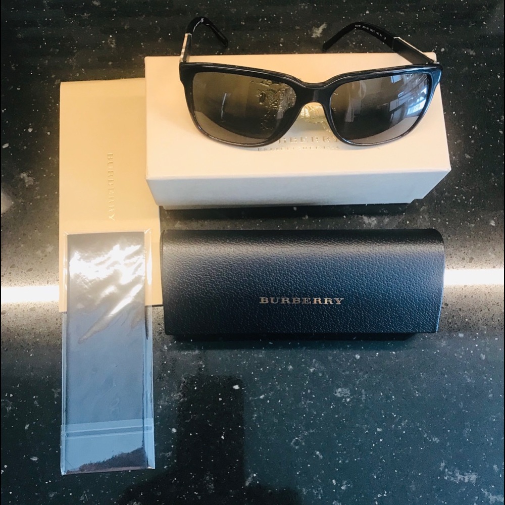 Burberry sunglasses in black/grey color